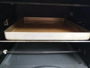 入预热好的烤箱，170度25分钟。出炉后晾凉备用。