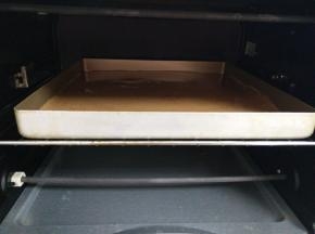 入预热好的烤箱，170度25分钟。出炉后晾凉备用。