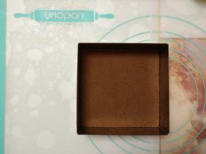 用慕斯圈切出合适大小的蛋糕备用。