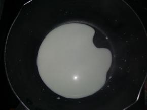 牛奶加热至冒小泡离火。