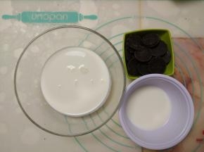 准备好黑巧克力慕斯层的原料。