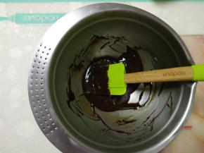 倒入切碎的黑巧克力中拌匀。