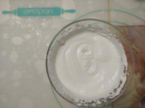 淡奶油用电动打蛋器打发至六分发。