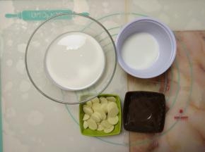准备好白巧克慕斯层的原料。