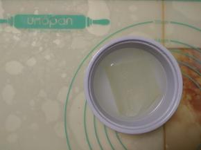 吉利丁片用冷水泡软。