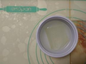 吉利丁片用冷水泡软。