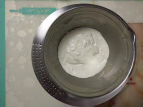 淡奶油打发至六分发。