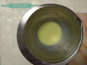 牛奶加热至冒小泡后倒入切碎的白巧克力碎中拌匀，再加入泡软的吉利片拌匀。