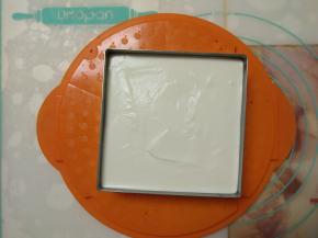 倒入黑巧克力慕斯层上，入冰箱冷冻一小时。