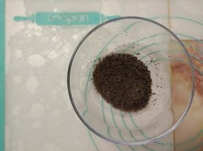 黑巧克力切碎放入碗里。