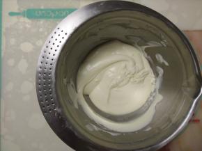 加入白巧克力酱中拌匀。