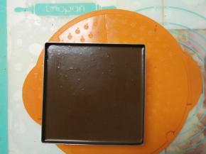 淋在白巧克力慕斯层上，入冰箱冷冻一夜。