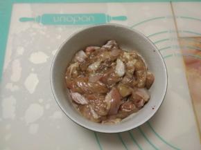 把鸡腿清净去骨后切成小块，加入黑胡椒粉、盐、糖、料酒腌制作1小时入味。