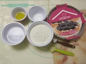 准备好披萨面团的材料。