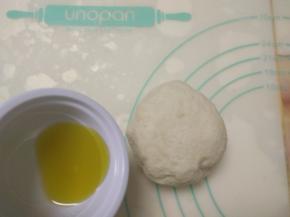 揉成光滑面团后加入橄榄油。