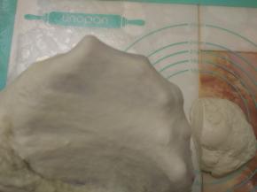 继续揉至面团能够拉出薄膜