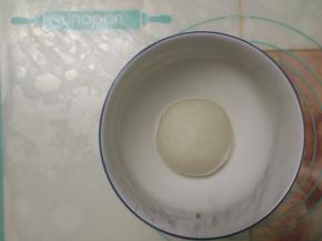 揉圆后放入容器中，加盖保鲜膜，放温暖入发酵。
