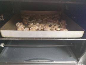 入预热好的烤箱，180度15分钟。烤好后取出冷却备用。