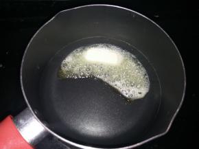 接下来炒披萨酱。锅烧热后放入黄油熔化