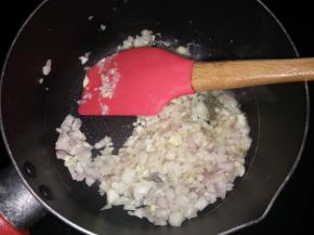 加入切碎的洋葱和蒜末粒炒出香味。