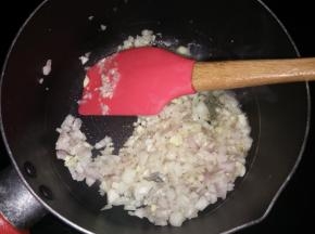 加入切碎的洋葱和蒜末粒炒出香味。