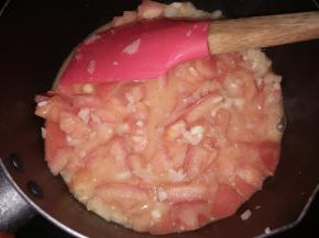 加入切成小块的西红柿翻炒均匀。