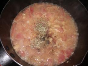 加入清水、盐、披萨草、糖，煮沸后转小火煮20分钟左右，煮到西红柿彻底边软烂。大火为断翻炒，成为的酱状，加入黑胡椒粉拌匀，冷却备用。