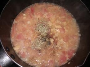 加入清水、盐、披萨草、糖，煮沸后转小火煮20分钟左右，煮到西红柿彻底边软烂。大火为断翻炒，成为的酱状，加入黑胡椒粉拌匀，冷却备用。