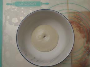 取出发酵好的面团。