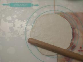 取其中一份面团，擀成圆饼状。