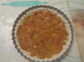 均匀的涂抹上披萨酱。