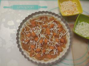 撒上适量马苏里拉芝士，再放上胡萝卜块。