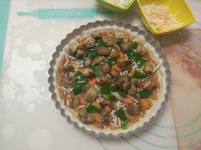 再撒上适量马苏里拉芝士，放上青椒、烤好的鸡肉。