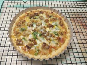 取出烤好的披萨，脱模后即可。