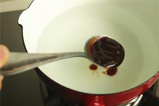 锅里加水，加入一大勺蔬菜酱，随便什么现成的酱都可以，主要是为了调味。