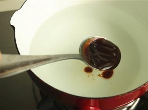 锅里加水，加入一大勺蔬菜酱，随便什么现成的酱都可以，主要是为了调味。