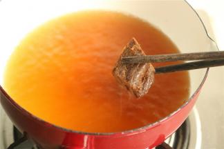 煮开，先放入一半鸭脖。