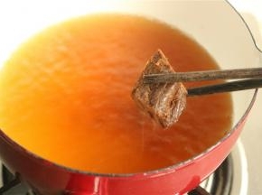 煮开，先放入一半鸭脖。