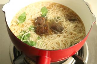 再下入剩余的鸭脖，也可以在最开始全部放入。