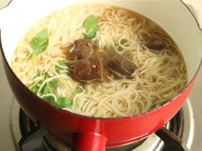 再下入剩余的鸭脖，也可以在最开始全部放入。