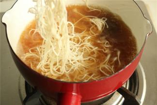 下入新鲜的面条。