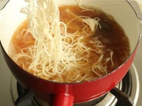 下入新鲜的面条。