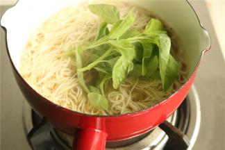 下入新鲜的青菜。