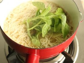 下入新鲜的青菜。