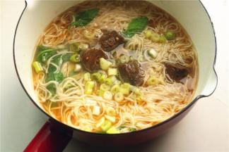 加入小葱即可。