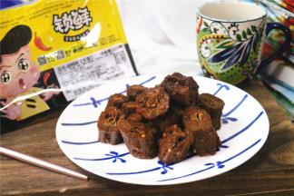 特别赞的周黑鸭鸭脖，麻辣鲜香，就是对我来说有点太辣了。