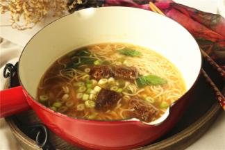 早上来一碗，满足又好吃，漂亮的厨具让人更有食欲。