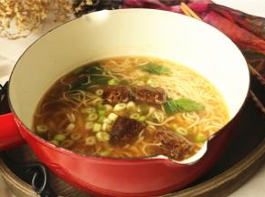 早上来一碗，满足又好吃，漂亮的厨具让人更有食欲。