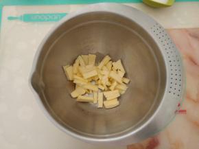 黄油切成小块充分软化。
