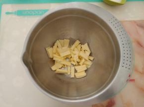 黄油切成小块充分软化。